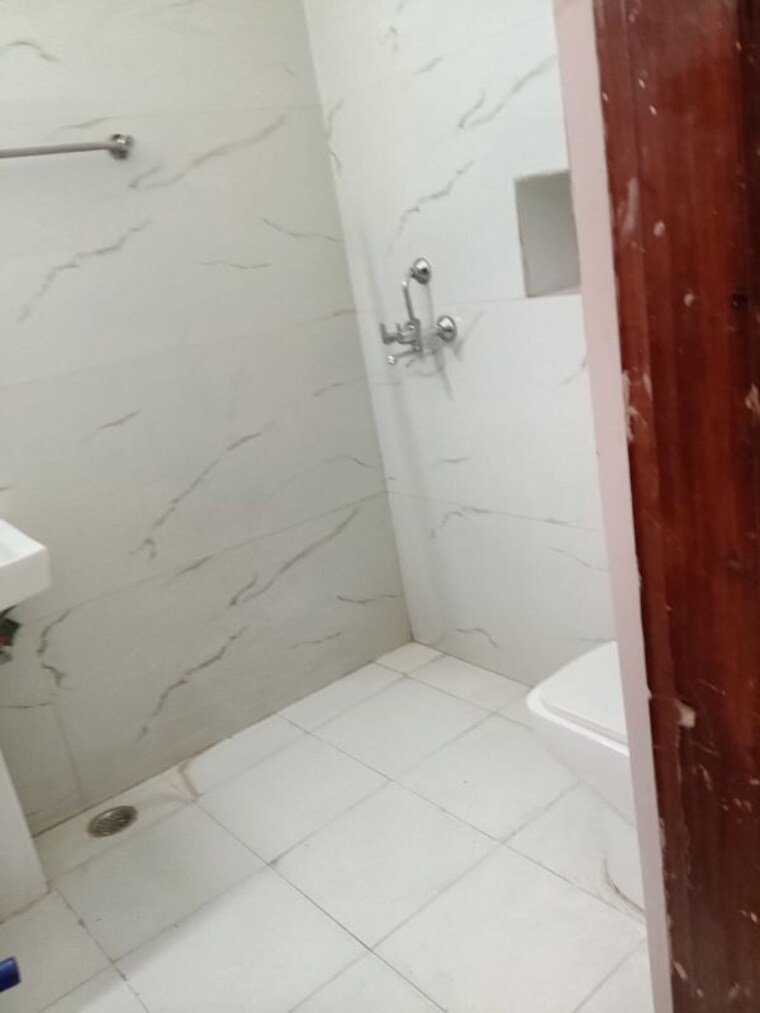 Bathroom, shivalik colony 3 Bedroom 1500 Sq.Ft. Builder Floor In Shivalik Colony Delhi 10589419