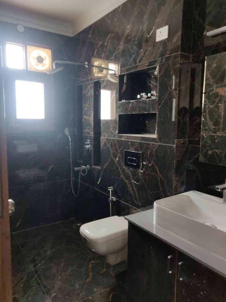 Washroom, sector 23 3 Bedroom 200 Sq.Yd. Builder Floor In Sector 23 Gurgaon 10589472
