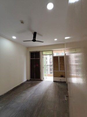 Room in 4 BHK Apartment at Amrapali Eden Park, Sector 50 – for Sale
