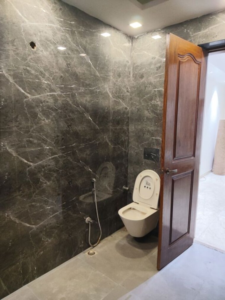 Bathroom, sector 23 6+ Bedroom 300 Sq.Mt. Independent House In Sector 23 Noida 10589533