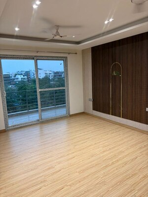 Room in 4 BHK Builder Floor at South City 2 – for Rent