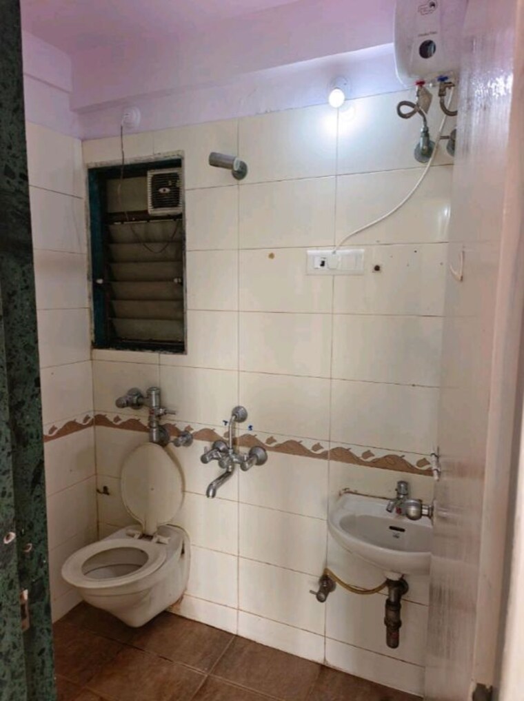 Bathroom, lodha-paradise 2 Bedroom 650 Sq.Ft. Apartment In Majiwada Thane 10589565