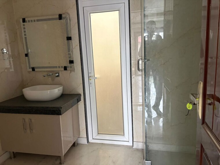 Bathroom, uppal-southend 4 Bedroom 411 Sq.Yd. Builder Floor In Sector 49 Gurgaon 10589580