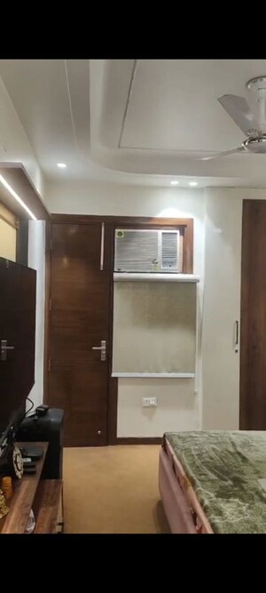 Furnished Amenities in 4 BHK Builder Floor at Mahavir Enclave 1 – for Sale