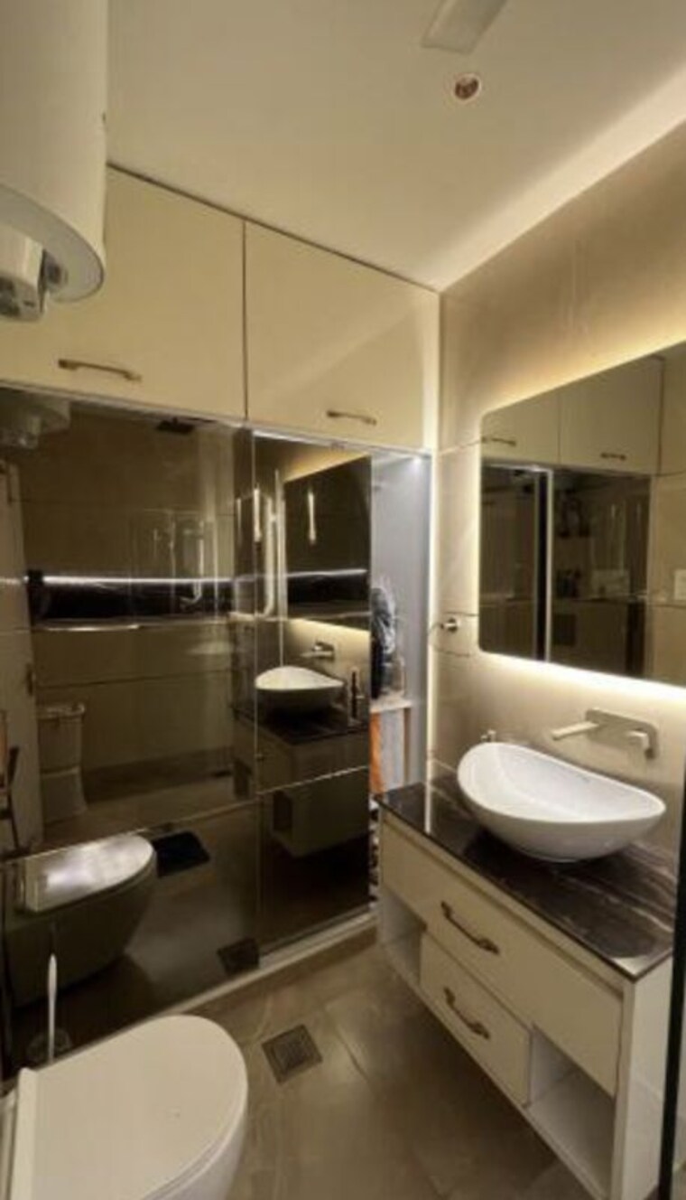 Bathroom, east patel nagar 3 Bedroom 200 Sq.Yd. Builder Floor In East Patel Nagar Delhi 10589660