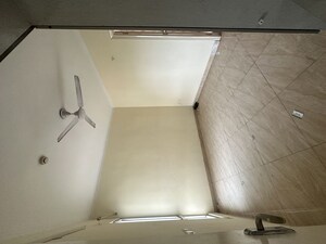 Room in 2 BHK Apartment at Gaur City 7th Avenue, Sector 4 Greater Noida – for Rent
