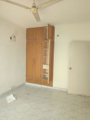Room in 4 BHK Apartment at Ansal Sushant Estate, Sector 52 – for Rent