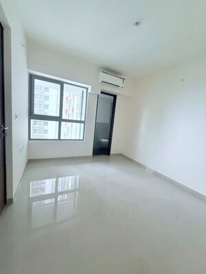 Room in 1 BHK Apartment at Piramal Vaikunth, Balkum Pada – for Rent