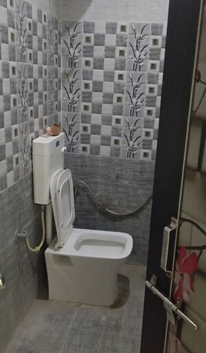 Bathroom in 1 BHK Builder Floor at Vijay Nagar – for Rent