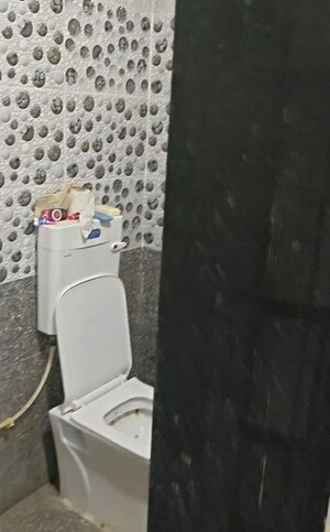 Bathroom in 1 BHK Builder Floor at Vijay Nagar – for Rent