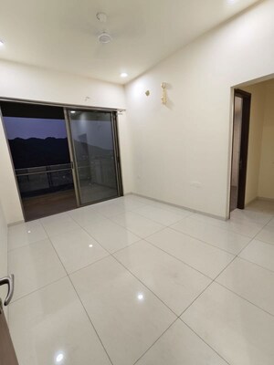 Room in 3 BHK Apartment at Prestige Siesta, Mulund West – for Rent