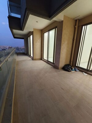 Room in 3 BHK Apartment at Prestige Siesta, Mulund West – for Rent