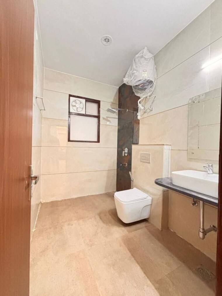 Bathroom, sector 57 3 Bedroom 204 Sq.Yd. Builder Floor In Sector 57 Gurgaon 10589938