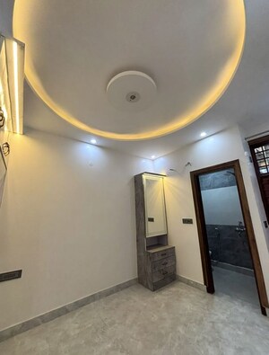 Room in 3 BHK Builder Floor at Dwarka Mor – for Rent