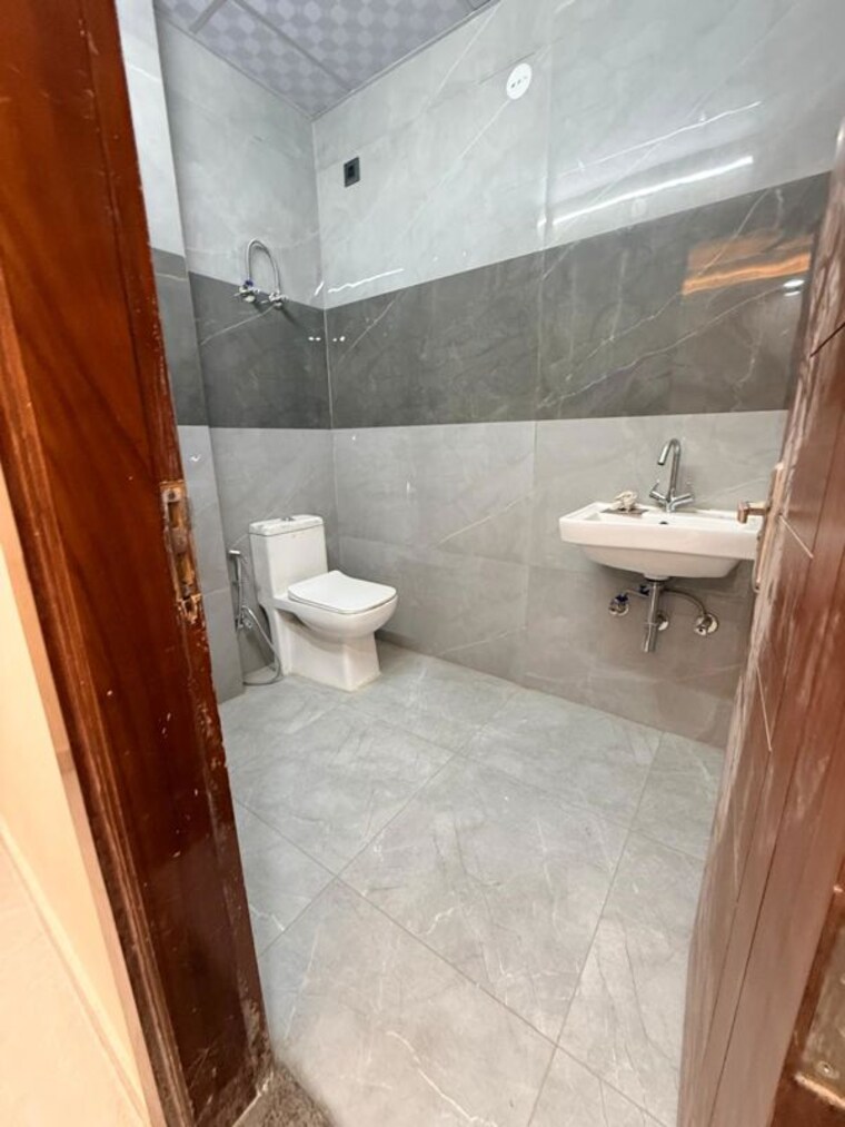 Bathroom, sector 52 3 Bedroom 200 Sq.Yd. Builder Floor In Sector 52 Gurgaon 10589959
