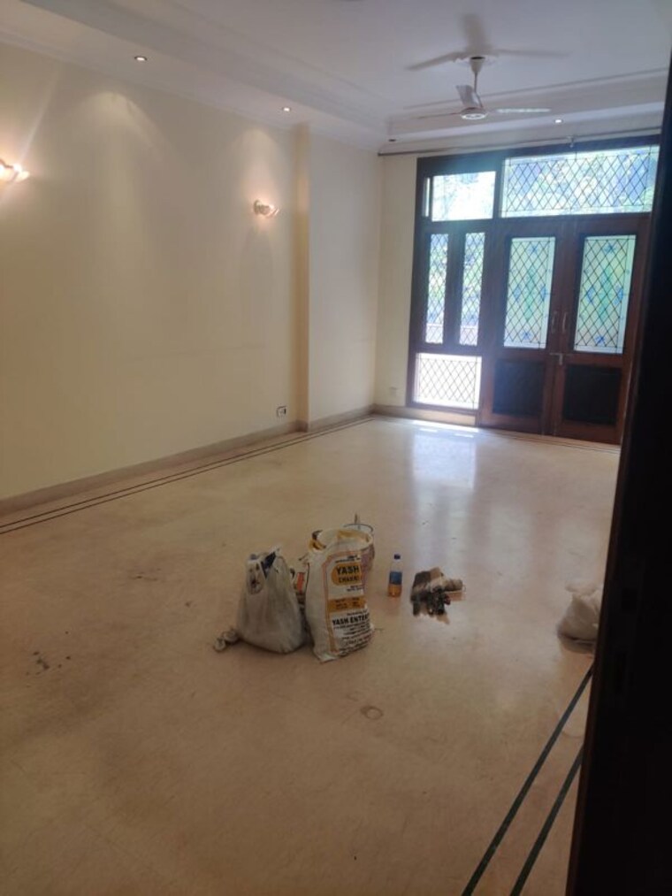 Room, green park 4 Bedroom 330 Sq.Yd. Builder Floor In Green Park Delhi 10589978