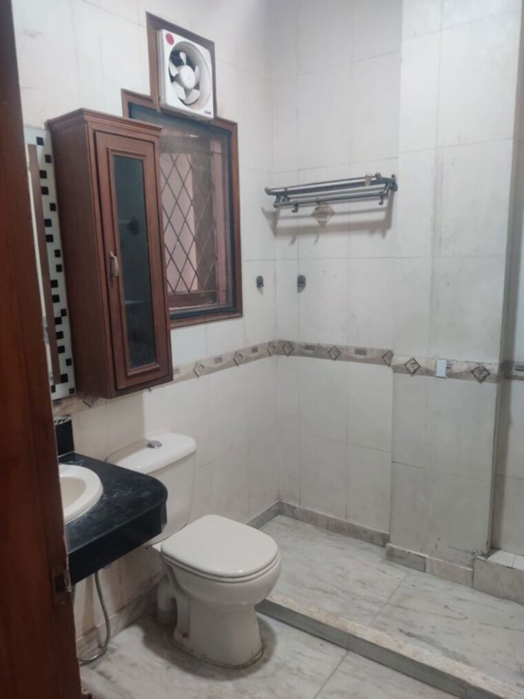 Bathroom, green park 4 Bedroom 330 Sq.Yd. Builder Floor In Green Park Delhi 10589978