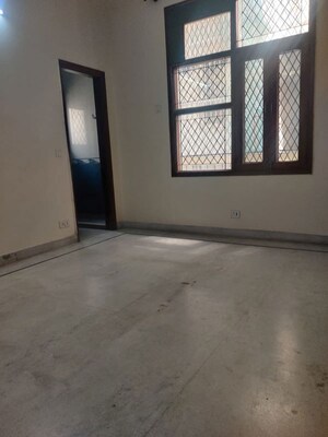 Room in 4 BHK Builder Floor at Green Park – for Rent