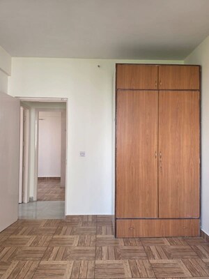 Room in 2 BHK Apartment at DLF The Princeton Estate, Dlf Phase V – for Rent