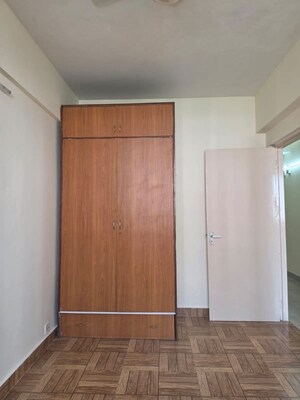 Room in 2.5 BHK Apartment at DLF The Princeton Estate, Dlf Phase V – for Rent