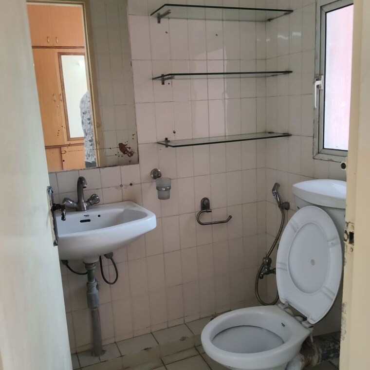 Bathroom, dlf-the-princeton-estate 2.5 Bedroom 1272 Sq.Ft. Apartment In Dlf Phase V Gurgaon 10590046