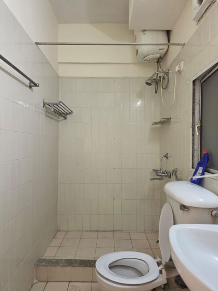 Bathroom, dlf-the-princeton-estate 2.5 Bedroom 1272 Sq.Ft. Apartment In Dlf Phase V Gurgaon 10590046
