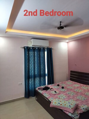 Bedroom in 2.5 BHK Apartment at Gomti Nagar – for Rent
