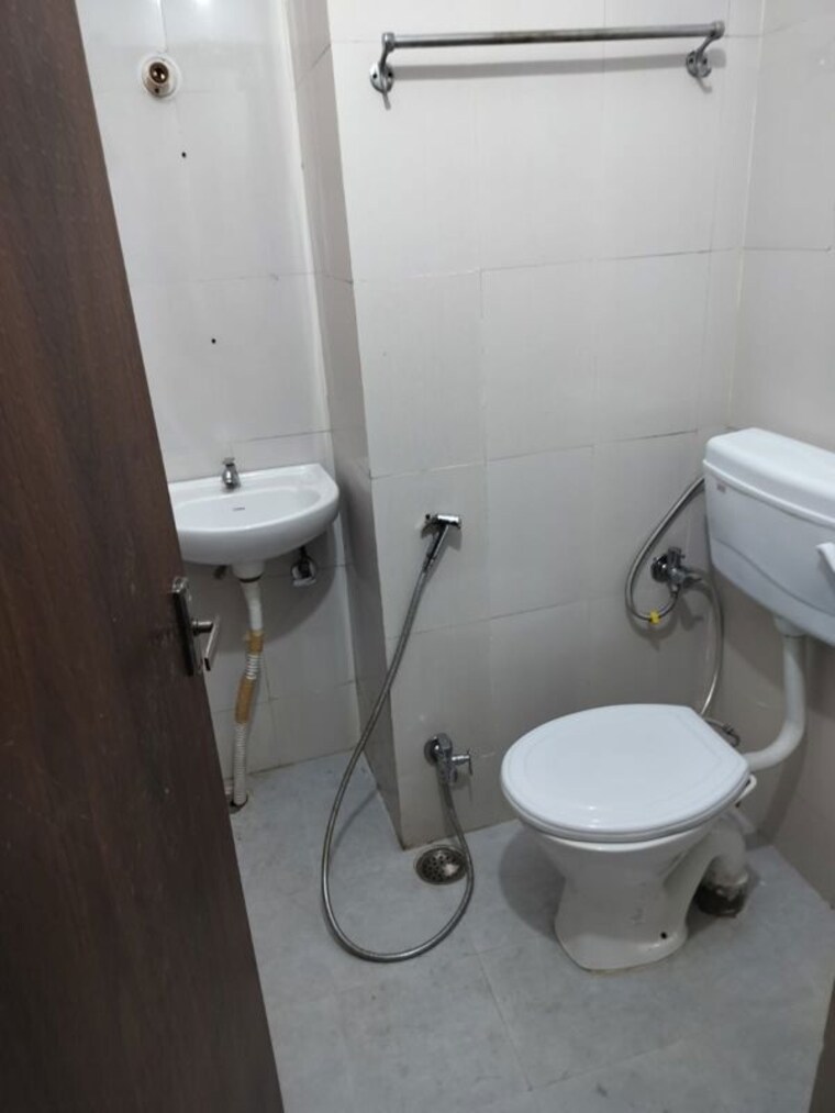 Bathroom, gomti nagar 2.5 Bedroom 1470 Sq.Ft. Apartment In Gomti Nagar Lucknow 10590029