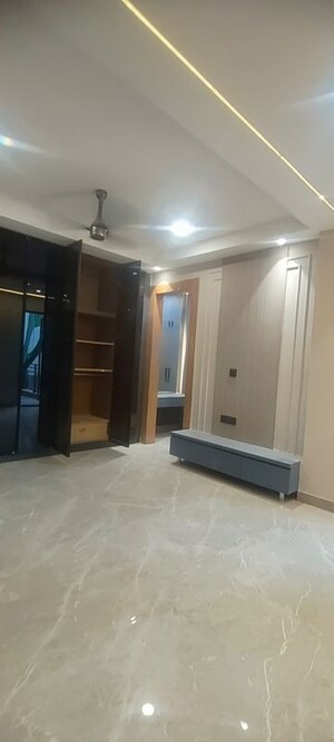 Building Lobby in 4 BHK Builder Floor at Sector 37 – for Rent