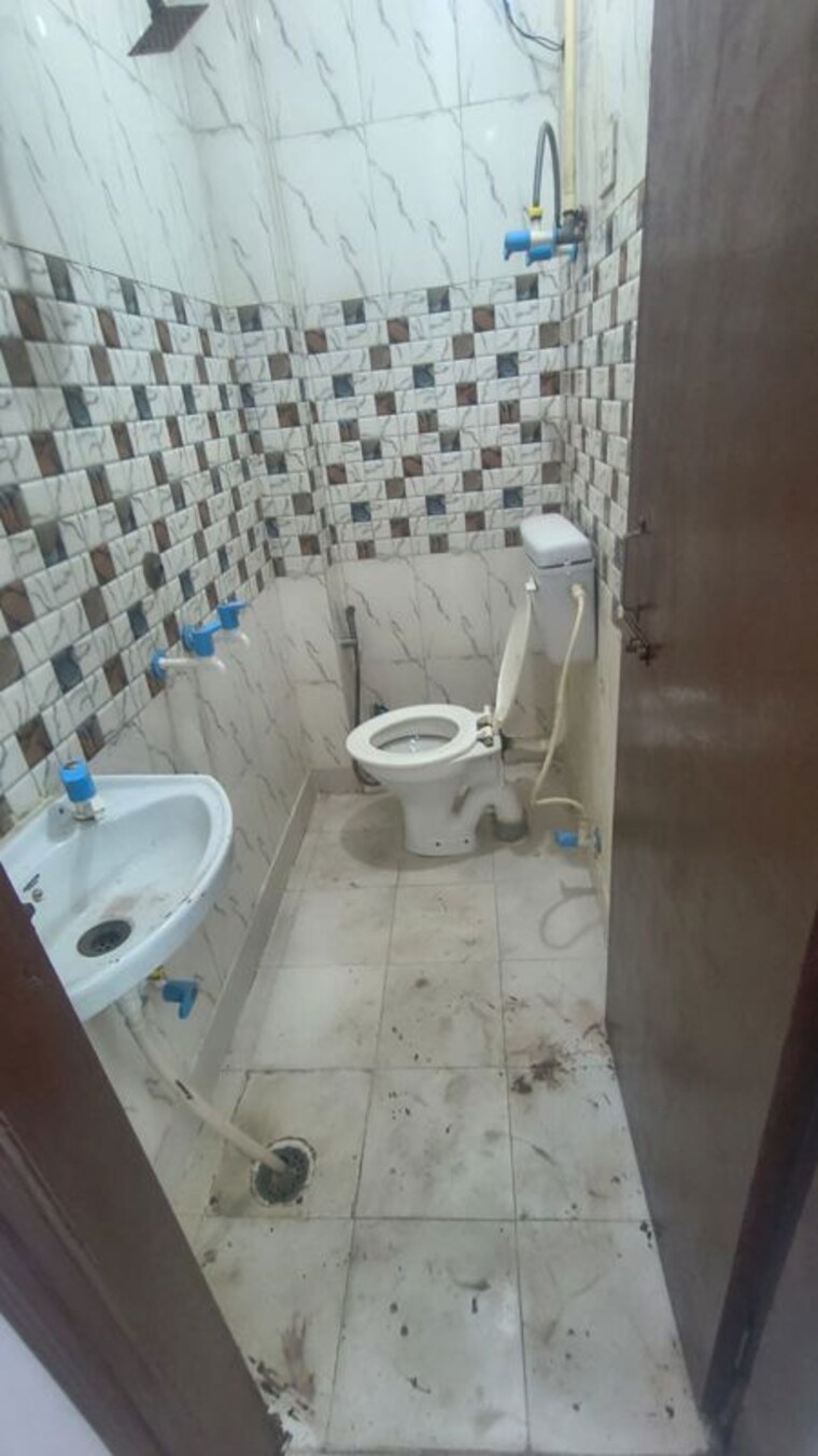 Bathroom, neb sarai 1 Bedroom 450 Sq.Ft. Builder Floor In Neb Sarai Delhi 10590074