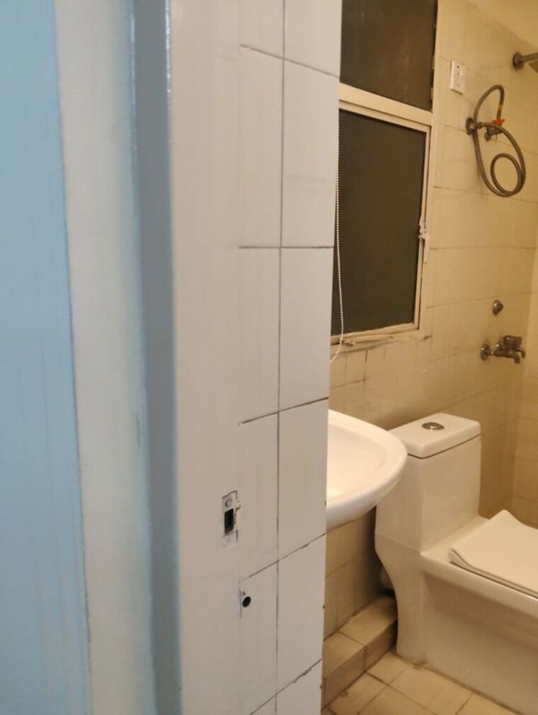 Bathroom, dlf-the-wellington-estate 3 Bedroom 1333 Sq.Ft. Apartment In Dlf Phase V Gurgaon 10590077