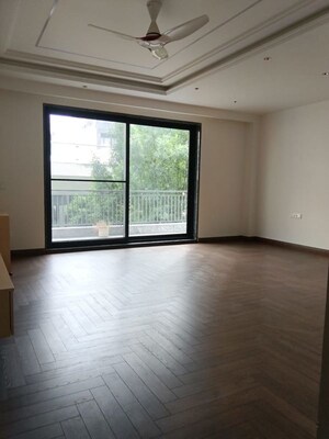 Room in 4 BHK Builder Floor at Dlf Phase I – for Rent