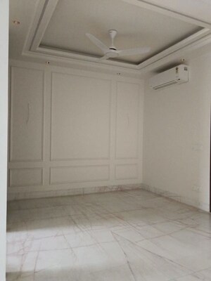 Room in 4 BHK Builder Floor at Dlf Phase I – for Rent