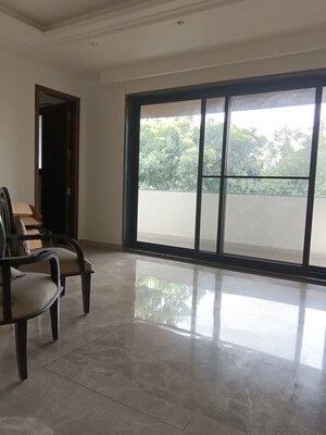 Room in 4 BHK Builder Floor at Dlf Phase I – for Rent