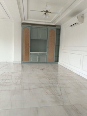 Room in 4 BHK Builder Floor at Dlf Phase I – for Rent