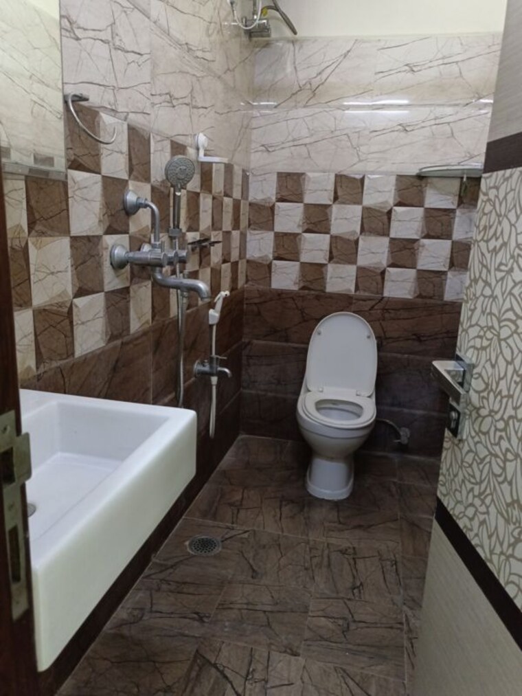 Bathroom, banjara hills 3 Bedroom 2800 Sq.Ft. Builder Floor In Banjara Hills Hyderabad 10590125