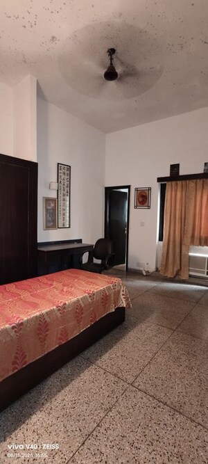 Bedroom in 3 BHK Apartment at Defence Colony – for Rent