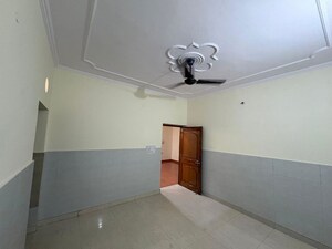 Room in 2 BHK Builder Floor at Sector 39 – for Rent