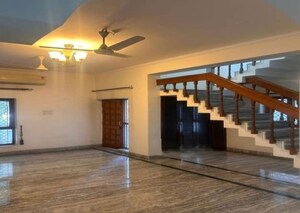 Room in 4 BHK Villa at Vishwas Khand – for Rent