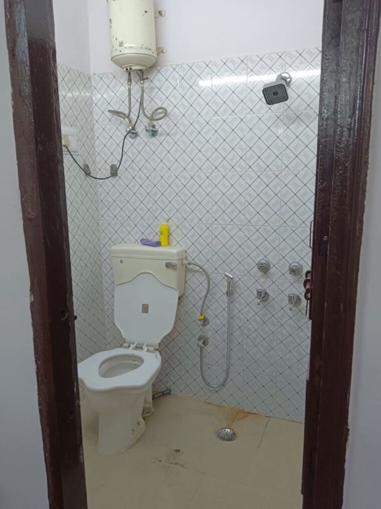 Bathroom, amar colony 1 Bedroom 535 Sq.Ft. Builder Floor In Amar Colony Delhi 10590493