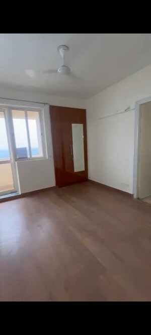 Room in 3 BHK Apartment at Jaypee Greens Kosmos, Sector 134 – for Rent