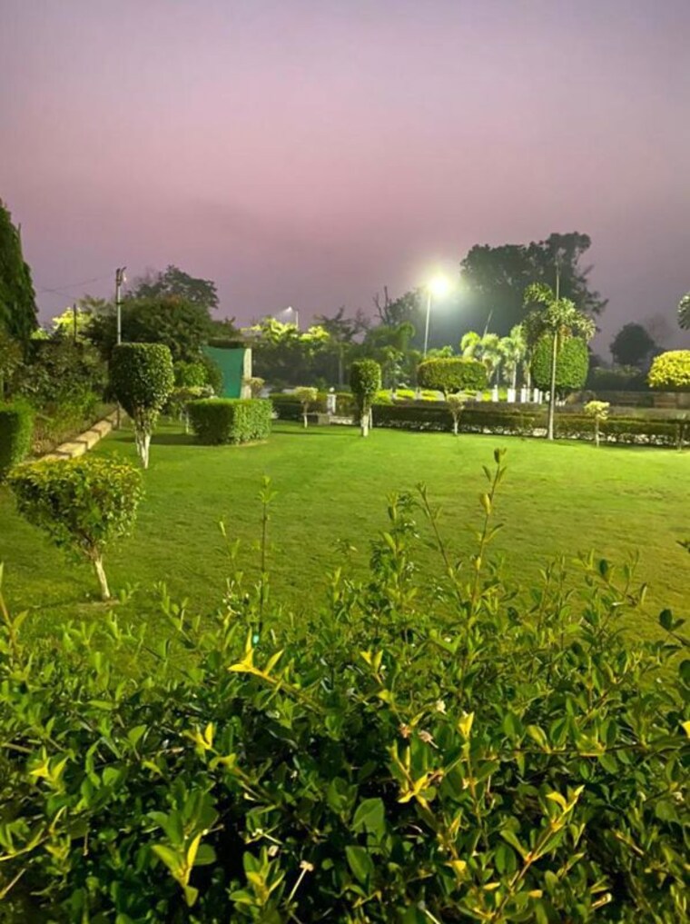 Garden, awas-vikas-flat 4 Bedroom 3260 Sq.Ft. Villa In Vrindavan Yojna Lucknow 10590541