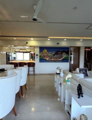Team Area in 4 BHK Apartment at Raheja Reflections, Kandivali East – for Sale