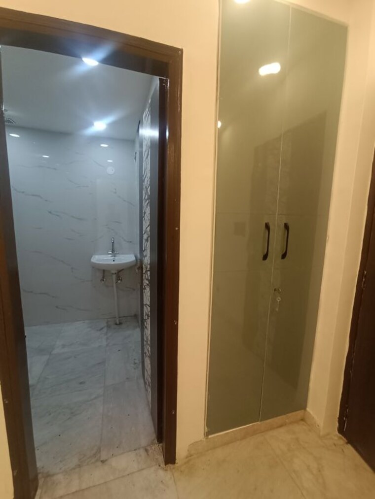 Bathroom, govindpuri 2.5 Bedroom 65 Sq.Yd. Builder Floor In Govindpuri Delhi 10590757