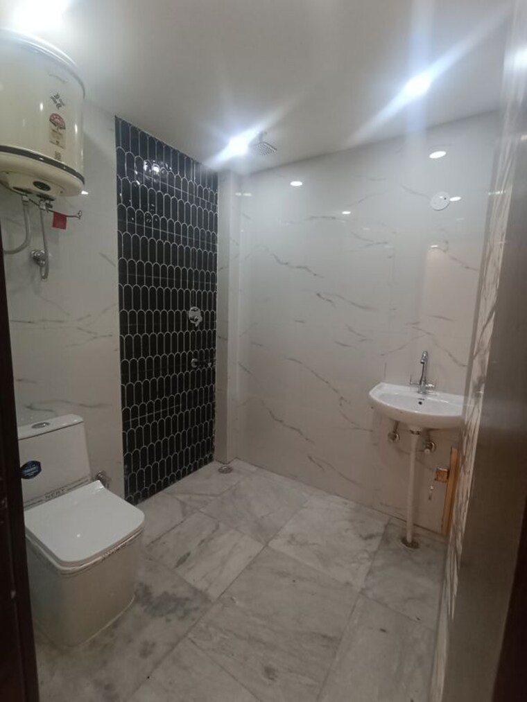 Bathroom, govindpuri 2.5 Bedroom 65 Sq.Yd. Builder Floor In Govindpuri Delhi 10590757