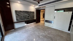 Room in 4 BHK Builder Floor at Dlf Phase ii – for Rent