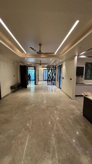 Room in 4 BHK Builder Floor at Dlf Phase ii – for Rent