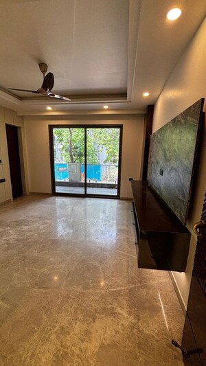 Room in 4 BHK Builder Floor at Dlf Phase ii – for Rent