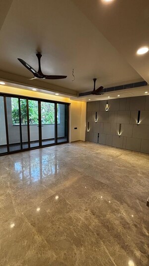 Room in 4 BHK Builder Floor at Dlf Phase ii – for Rent
