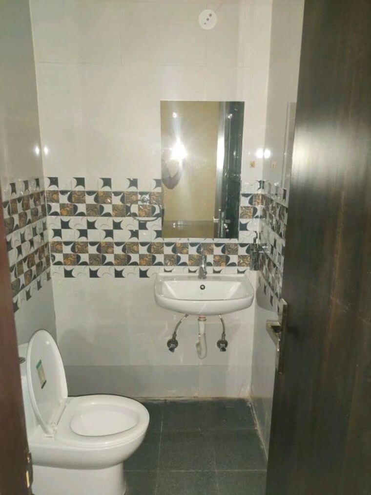 Bathroom, sector 46 2 Bedroom 159 Sq.Ft. Builder Floor In Sector 46 Gurgaon 10590939